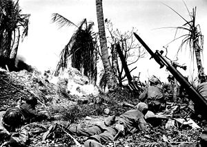 Soldaten der 7. US-Infanteriedivision bei den Kämpfen um Kwajalein