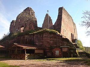 Burgruine Freudenburg, aus dem Burggraben betrachtet
