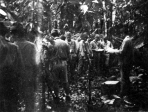 General Kiyotake Kawaguchi bei der Einweisung der japanischen Kommandeure kurz vor dem Beginn des Angriffs auf Henderson Field
