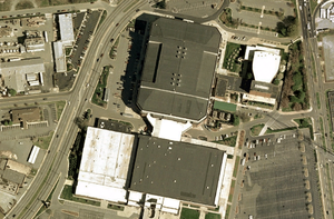 Luftbild des Komplexes mit dem Greensboro Coliseum oben im Bild