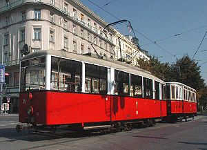 In Wien erhielten die Kriegsstraßenbahnwagen die Bezeichnung A, hier A 25 mit einem älteren Beiwagen