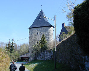 Der erhaltene Bergfried und die Burgmauer