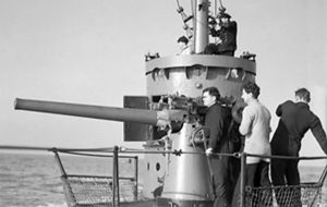 Deckgeschütz der HMS Sunfish vor Portsmouth am 4. November 1943