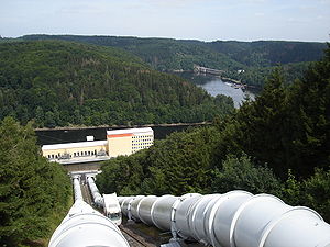 Fallrohre und Maschinenhaus des Kraftwerks Wendefurth