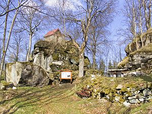 Der Burgstall Haselstein mit der kleinen, neuzeitlichen Jägerhütte