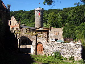 Blick von der Seite der Kapelle auf die Burg
