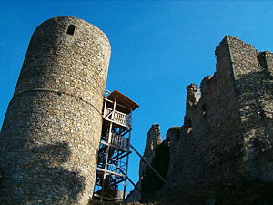 Bergfried und Wohnbau der Burg Helfenburk