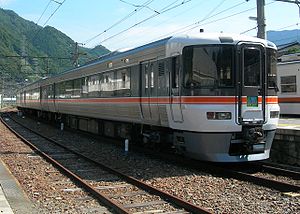 Zug der Iida-Linie