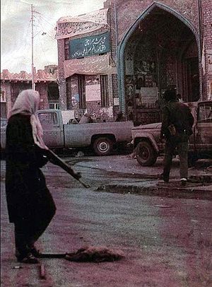 Eine bewaffnete Iranerin in Chorramschahr während der Invasion.