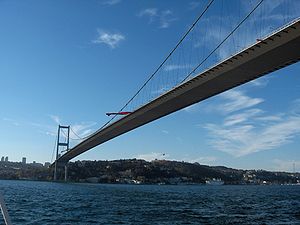 Die Fatih-Sultan-Mehmet-Brücke.