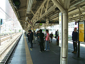 JREast-Higashi-nakano-station-platform.jpg