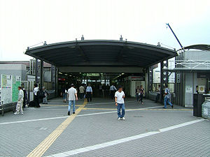 JREast-Tokaido-main-line-Totsuka-station-east-entrance.jpg