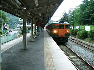 Baureihe 115 am Bahnhof Naganohara-Kusatsuguchi