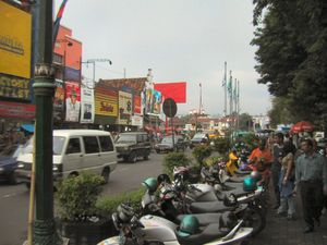 Die Malioboro-Straße in Yogyakarta, von den Einwohnern auch gerne &amp;amp;quot;Marlboro-Street&amp;amp;quot; genannt.