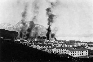 Rauchsäulen von brennenden Gebäuden über Dutch Harbor am 3. Juni