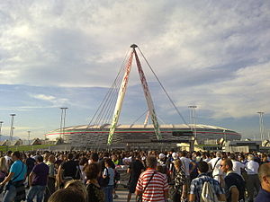 Die Zuschauer strömen am Eröffnungstag zum neuen Juventus Stadium