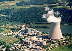 Kernkraftwerk Isar mit dem Wasserkraftwerk Niederaichbach im Hintergrund