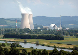Kernkraftwerk Grohnde an der Weser: links die beiden Kühltürme, rechts das Reaktorgebäude und der Abluftkamin