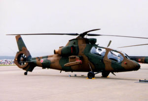 Ein OH-1 „Ninja“ 2001 auf dem JASDF Matsushima-Stützpunkt