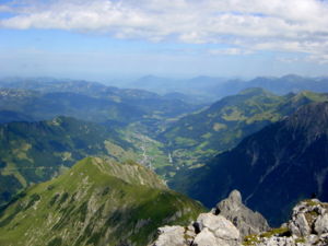 Das Kleinwalsertal vom Gipfel des Widdersteins aus gesehen.
