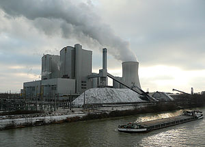 Kraftwerk mit Umspannwerk und Kohlehalde am Mittellandkanal