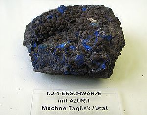 Kupferschwärze (Tenorit) mit Azurit - Nischne Tagilsk, Ural.jpg