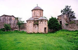 Die Kirche mit der Kuppel und die Ruine des Kwetera-Komplexes