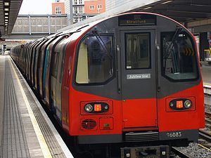 Ein Zug vom Typ 1995 Tube Stock in der Station Finchley Central