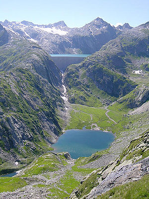 Lago dei Cavagnöö im Hintergrund mit Lago Bianco im Vordergrund