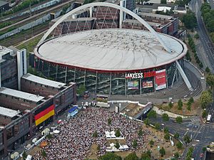 Public Viewing während der Fußball-WM 2010 vor der Lanxess Arena