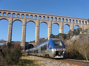 Ein B 81500 unter dem Aquädukt von Roquefavour.