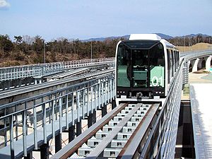 Linimo-Zug fährt vorwärts in den Bahnhof Fujigaoka ein