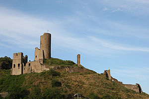 Ruine der Löwenburg über Monreal