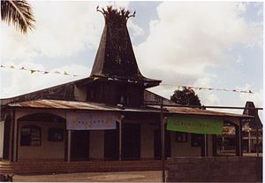 Katholische Kirche von Lospalos mit traditionellem Dach