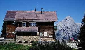 Mödlinger Hütte mit Blick zum Großen Ödstein
