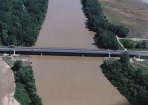Luftaufnahme der M30 Brücke über den Sajó