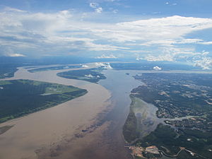 Das Treffen der Wasser: Amazonas (links), Rio Negro (rechts)
