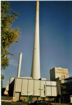 Heizkraftwerk Köln-Merkenich; Im Vordergrund der 250m-Kamin der Sammelschienenanlage, im Hintergrund der kleinere Kamin der GuD-Anlage