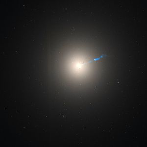 Die elliptische Riesengalaxie M 87. Der Jet, der vom Zentrum der elliptischen Galaxie Messier 87 ausgeht, könnte von einem supermassereichen schwarzen Loch verursacht werden.