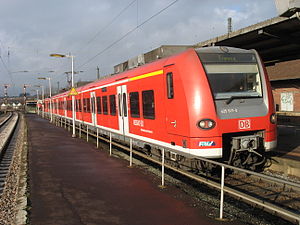 Zug der Baureihe 425 als Mittelhessen-Express in Stadtallendorf