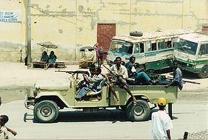 Bewaffnete auf einem Technical in Mogadischu, 1992 oder 1993
