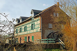 Das Müllerwohnhaus mit Mühlentrakt und Wasserrad