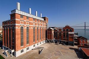 Central Tejo, das heutige Elektrizitätsmuseum, Panoramablick auf den Gesamtkomplex über den Platz des ehemaligen Kohlelagers hinweg.
