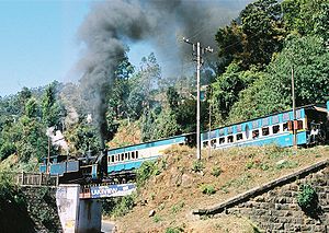 Ein Nilgiri-Zug auf Bergfahrt im Zahnradabschnitt.