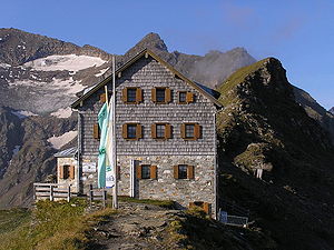 Niedersachsenhaus, dahinter der Neuner Kogel (2.823 m)