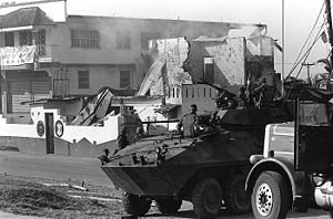 US-Soldaten postieren sich vor einem zerstörten Gebäude der panamaischen Streitkräfte, 20. Dezember 1989