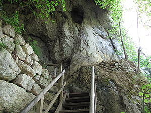 Aufgang zum Portal der Petershöhle