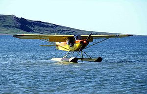 Piper PA-18-150 „Super Cub” (Wasserflugzeug-Version) an der Tinney Cove (Bathurst Inlet)