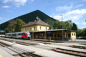 Bahnhof Puchberg am SchneebergLinks die Gleise der Zahnradbahn, rechts die Normalspurgleise