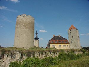 Burg Querfurt; von links nach rechts: Dicker Heinrich, Pariser Turm, Fürstenhaus und Marterturm